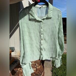 🌸 Fashion Nova Crinkle Button-Down Shirt